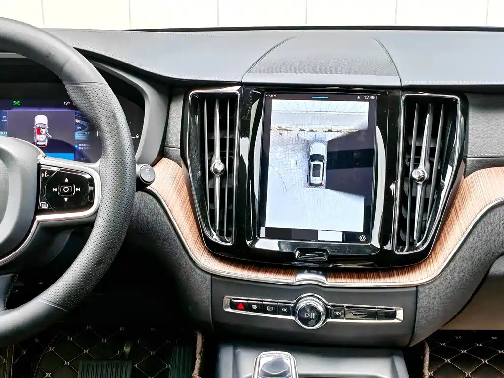 Volvo XC60 Plug-In Hybrid 2023 — фото 12