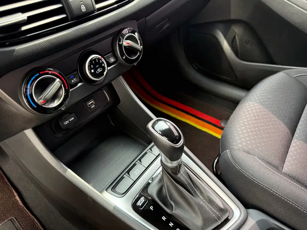 Hyundai Elantra 2022 — фото 16