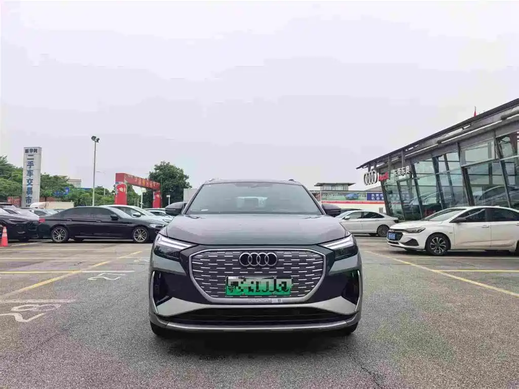 Audi Q4 e-tron 2025 — фото 2