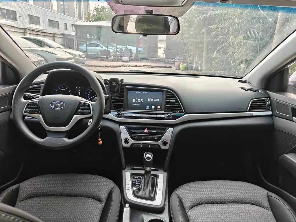 Hyundai Elantra 2018 — фото 8