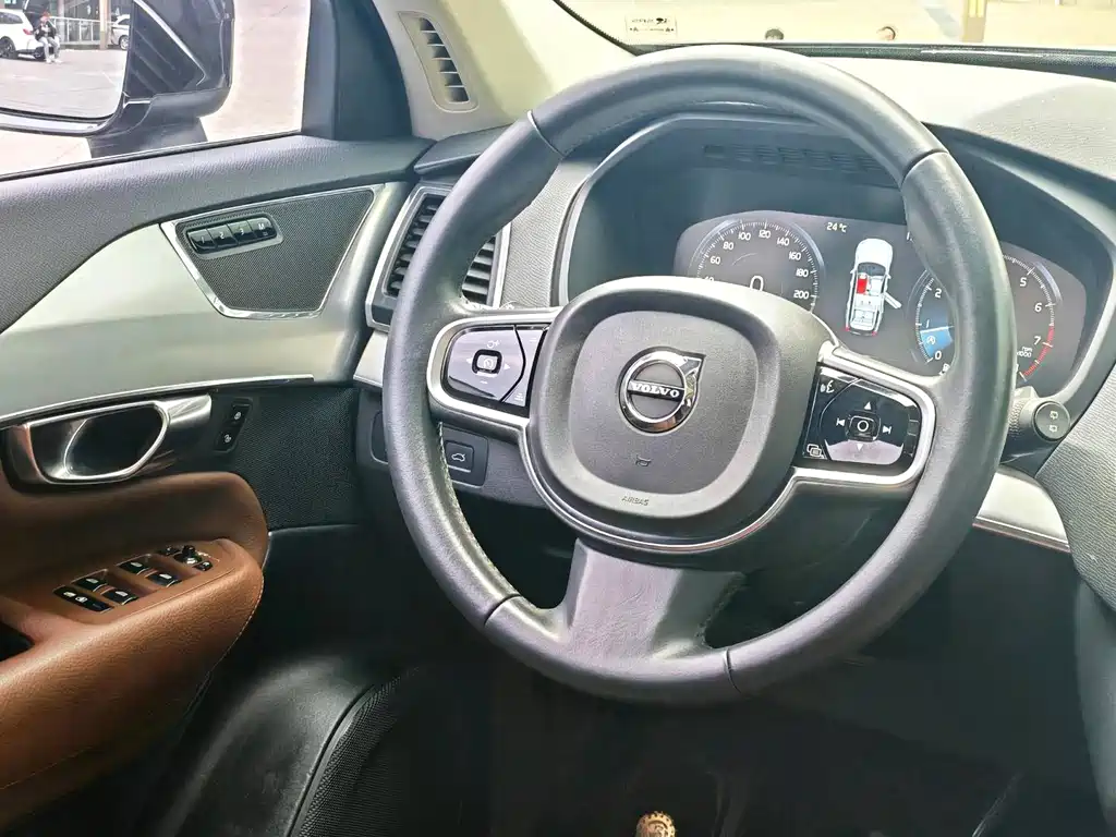 Volvo XC90 2018 — фото 11