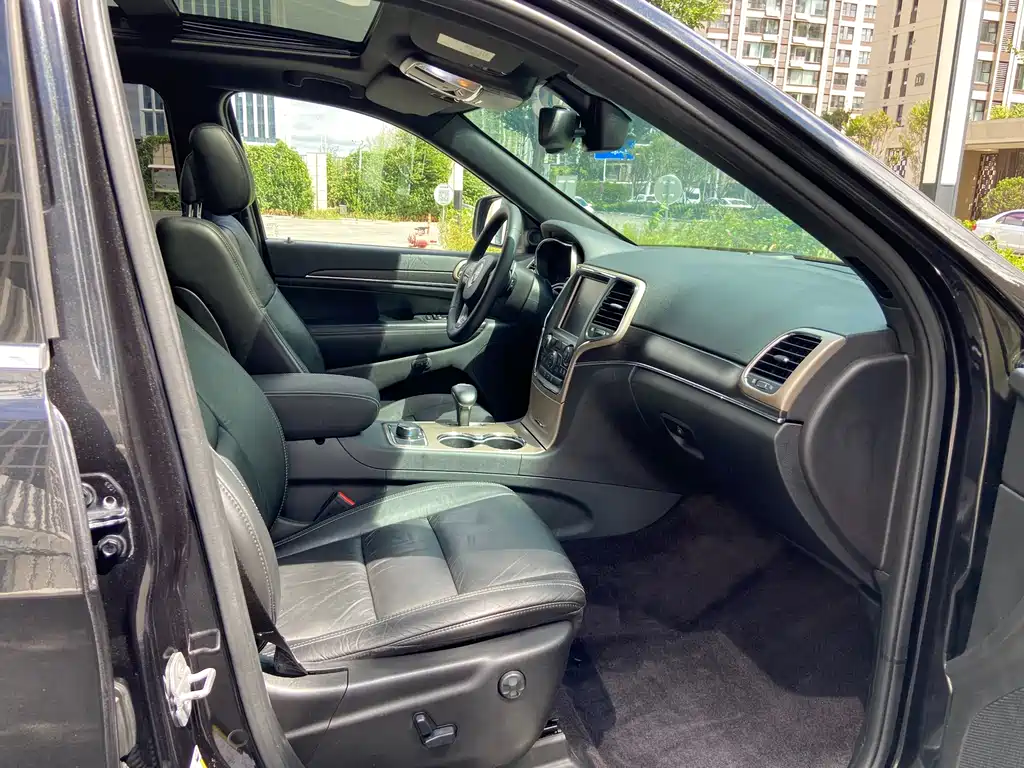 Jeep Grand Cherokee 2016 — фото 17