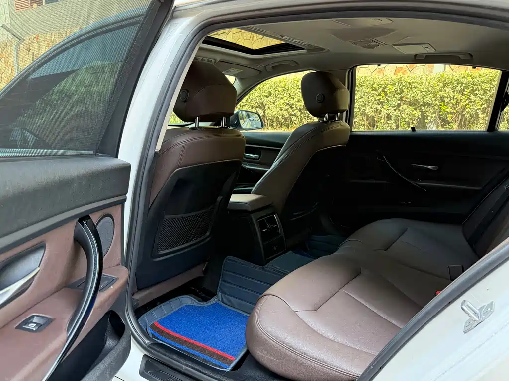 BMW 3 Series 2018 — фото 14