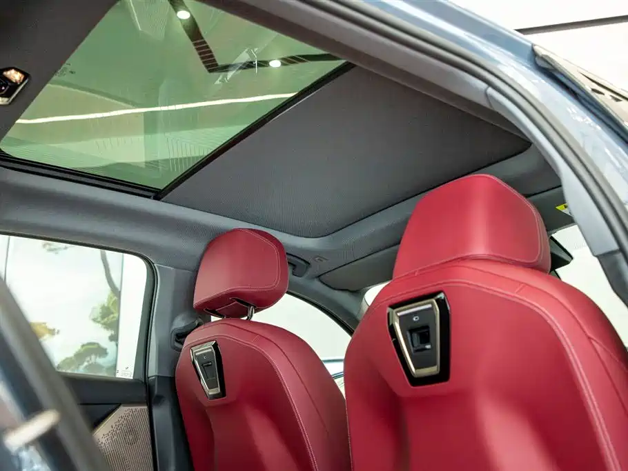 BMW 5 Series 2025 — фото 18