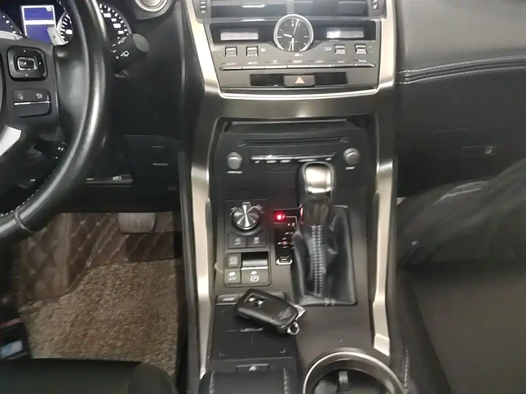 Lexus NX 2018 — фото 14