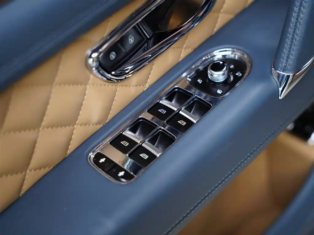 Bentley Bentayga 2017 — фото 30