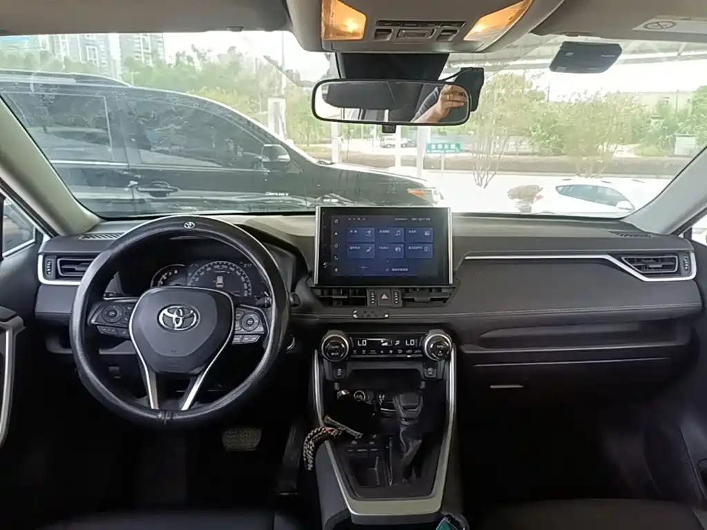 Toyota RAV4 2022 — фото 10