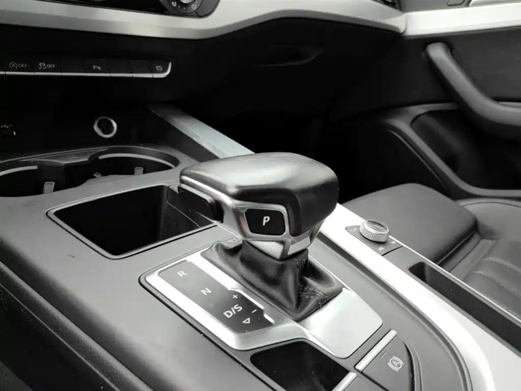 Audi A4L 2022 — фото 12