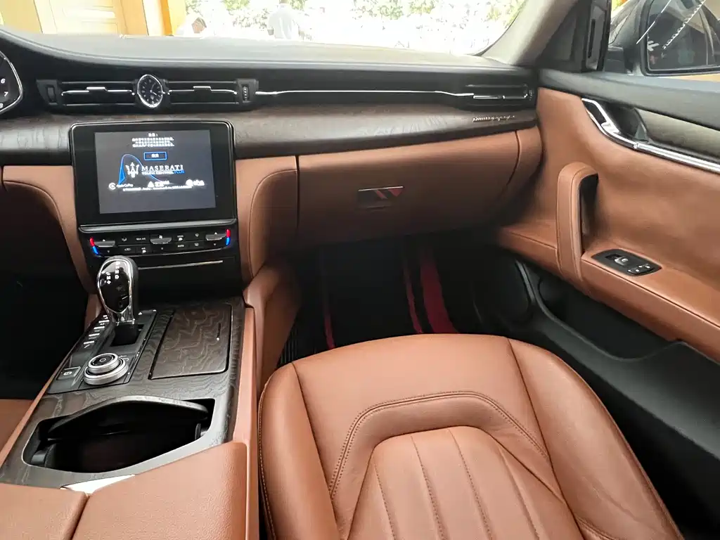 Maserati Quattroporte 2017 — фото 31