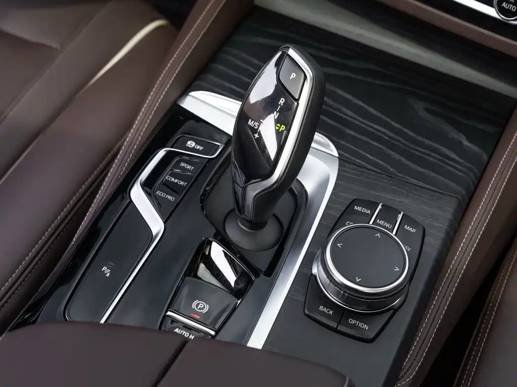 BMW 5 Series 2023 — фото 17