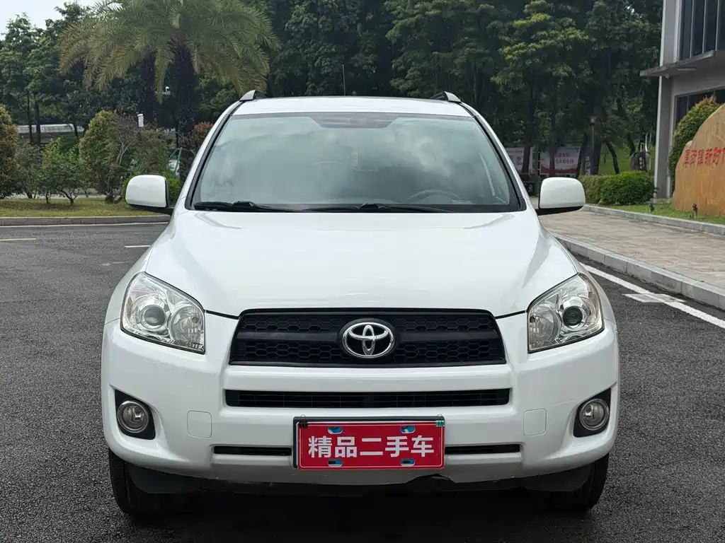 Toyota RAV4 2010 — фото 2