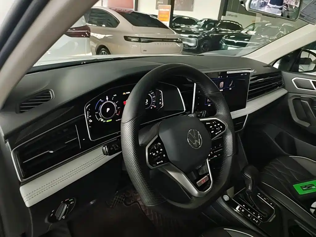Volkswagen Tiguan L Plug-In Hybrid 2023 — фото 10