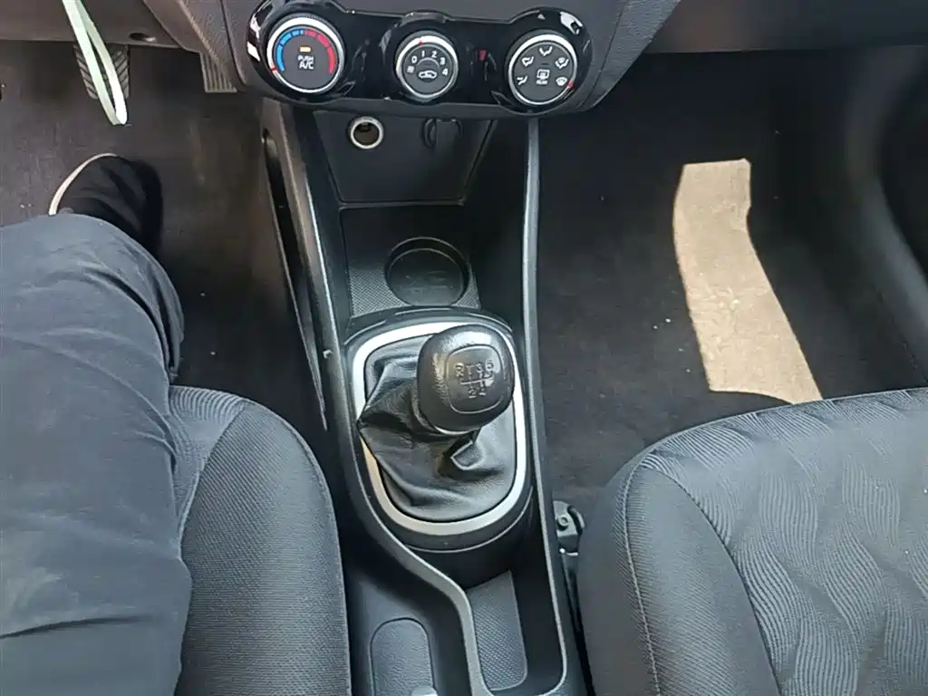 Kia K2 2015 — фото 14
