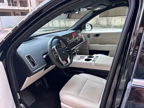 Li Auto L6 2025