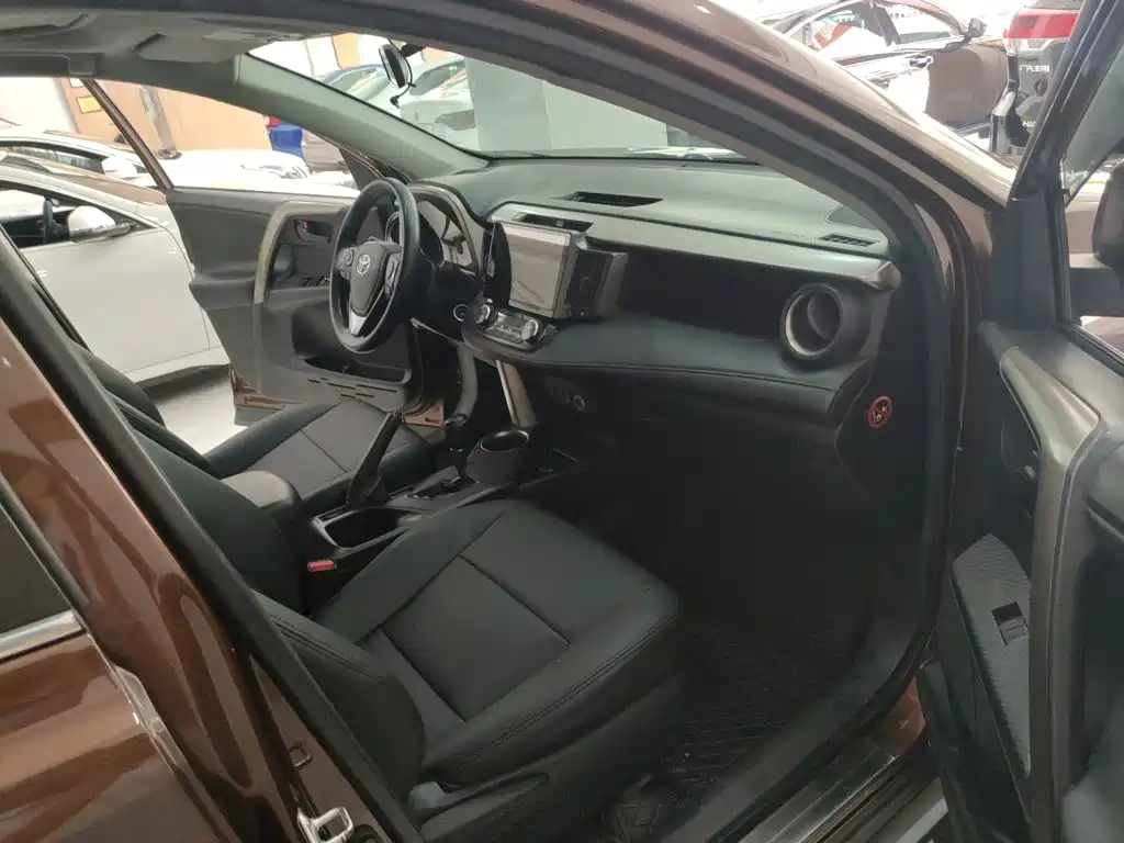 Toyota RAV4 2016 — фото 14