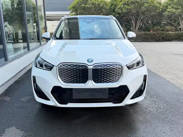 BMW iX1 2025