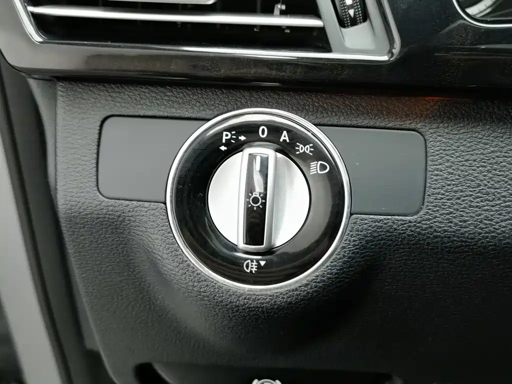 Mercedes-Benz E-Class 2010 — фото 21
