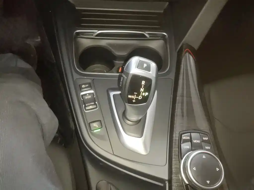 BMW 3 Series 2017 — фото 14