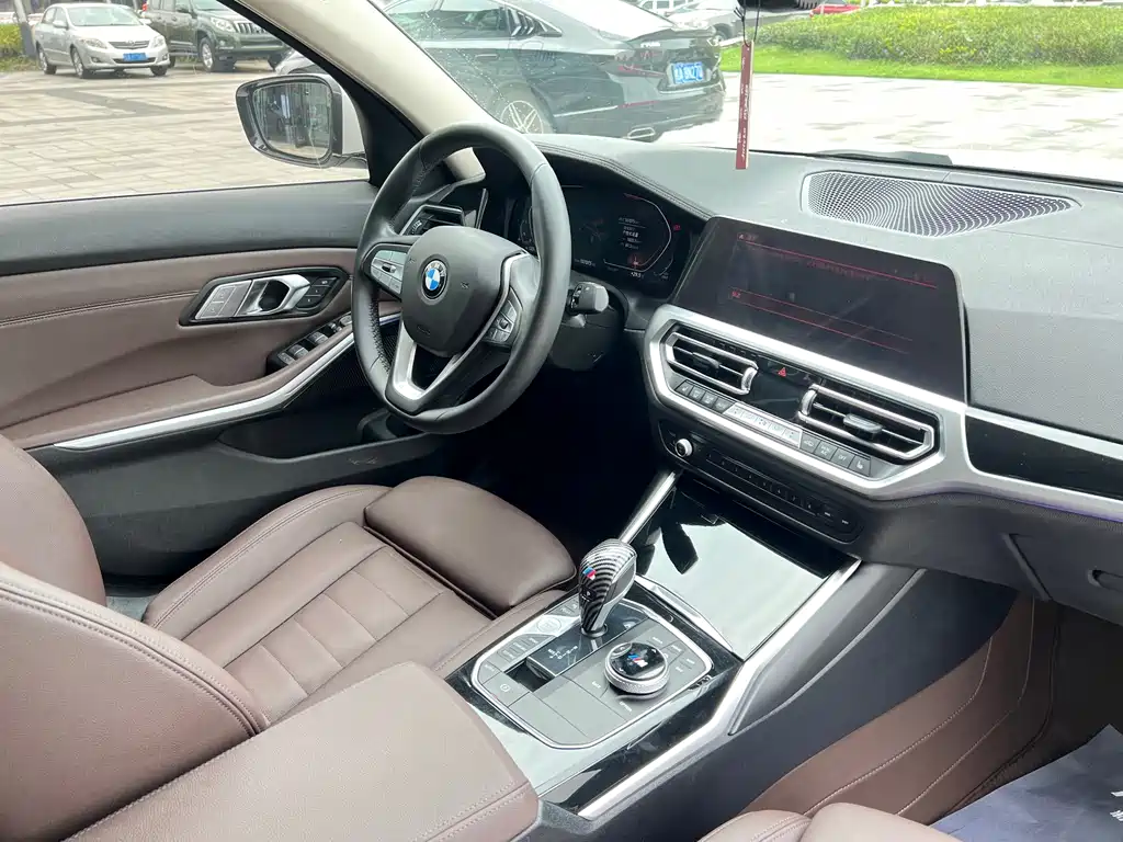 BMW 3 Series 2019 — фото 12