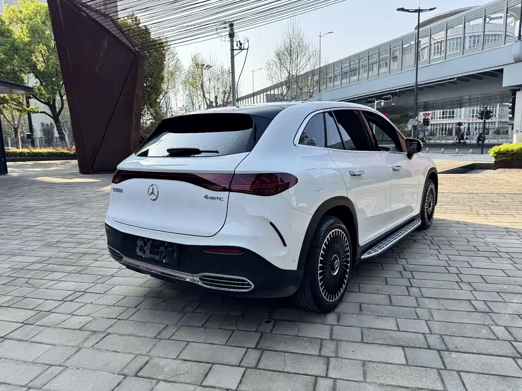 Mercedes-Benz EQE SUV 2023 — фото 13
