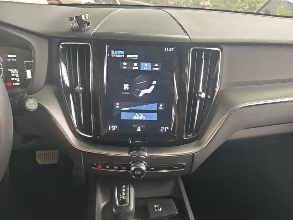 Volvo XC60 2019 — фото 13