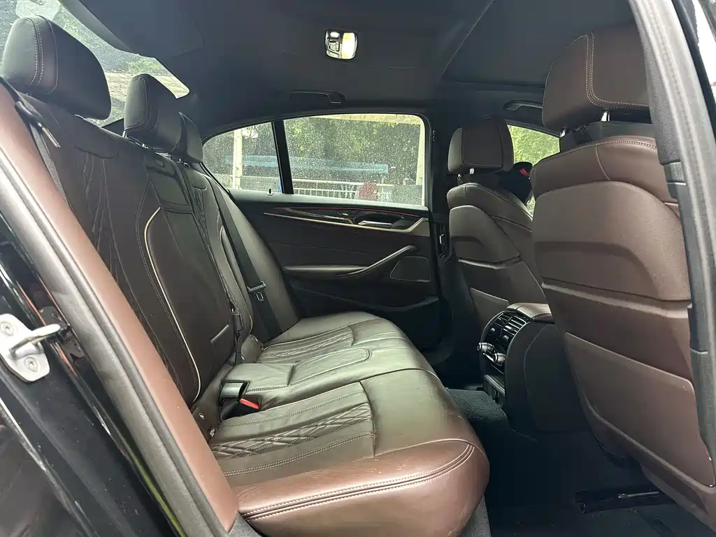 BMW 5 Series 2018 — фото 11