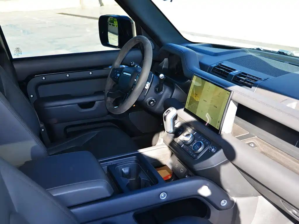 Land Rover Defender 2023 — фото 18