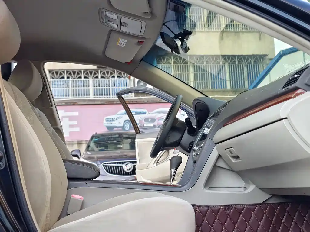 Toyota Camry 2014 — фото 12