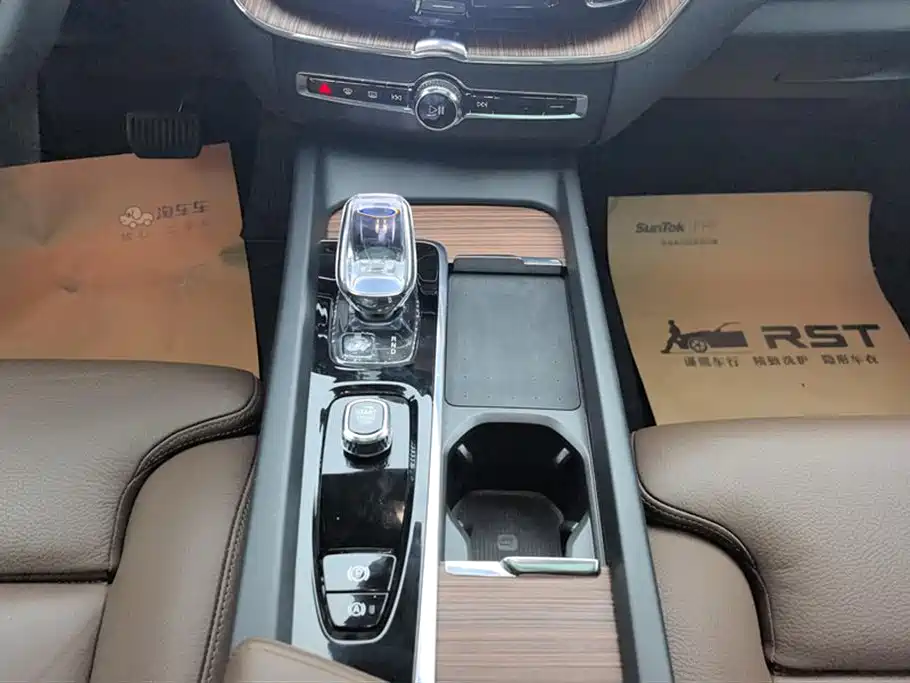 Volvo XC60 2025 — фото 16