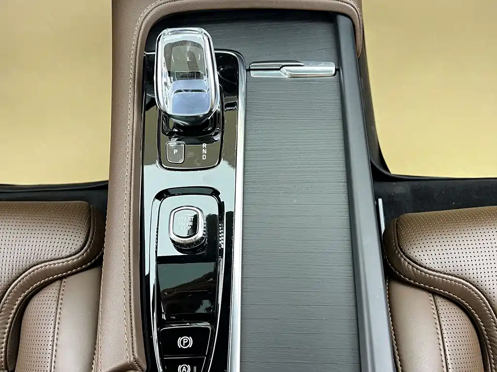 Volvo XC90 2022 — фото 25