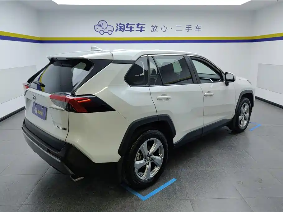 Toyota RAV4 2022 — фото 3