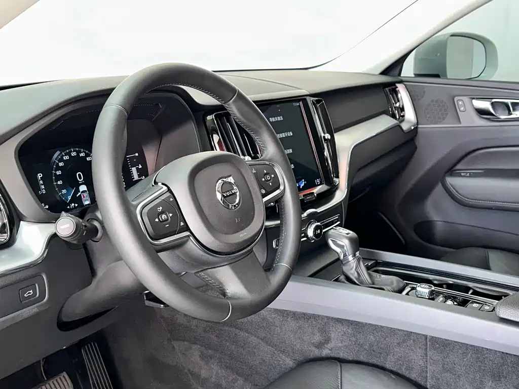 Volvo XC60 2019 — фото 10