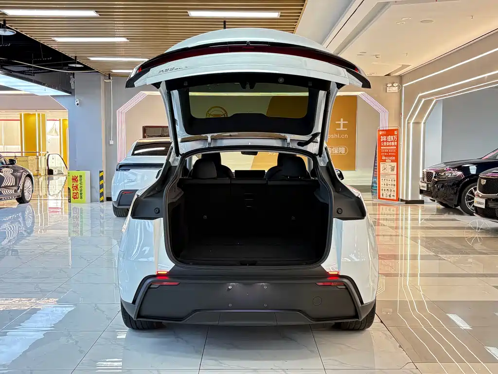 Tesla Model Y 2025 — фото 19