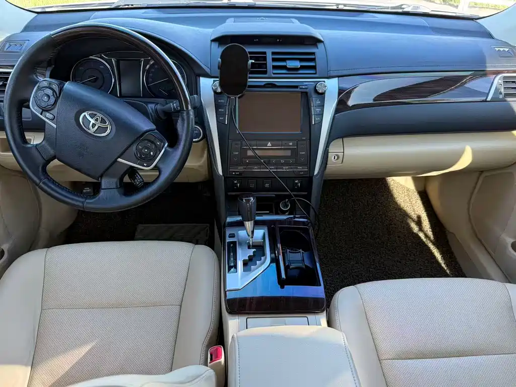 Toyota Camry 2016 — фото 8