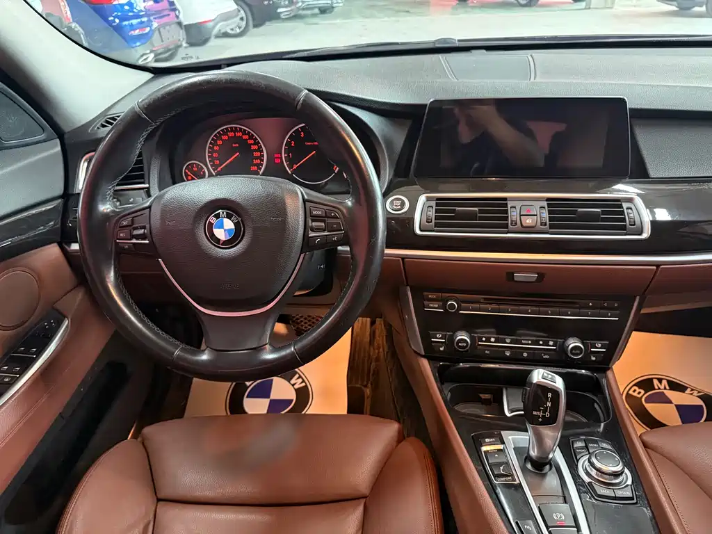 BMW 5 Series GT 2012 — фото 9