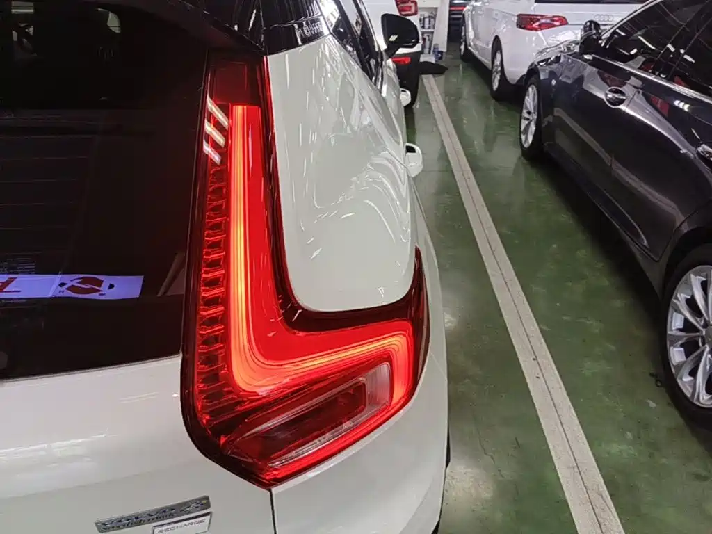Volvo XC40 New Energy 2023 — фото 8
