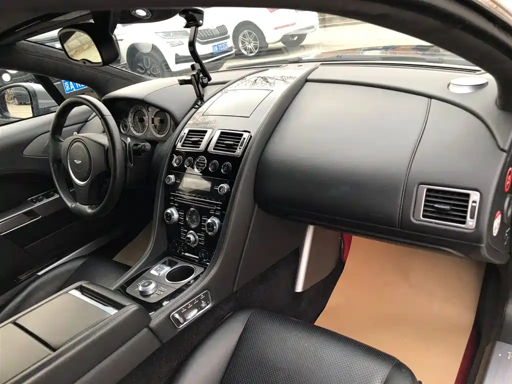 Aston Martin Rapide 2018 — фото 15