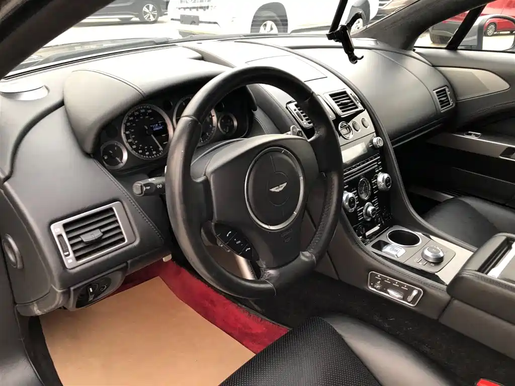 Aston Martin Rapide 2018 — фото 12