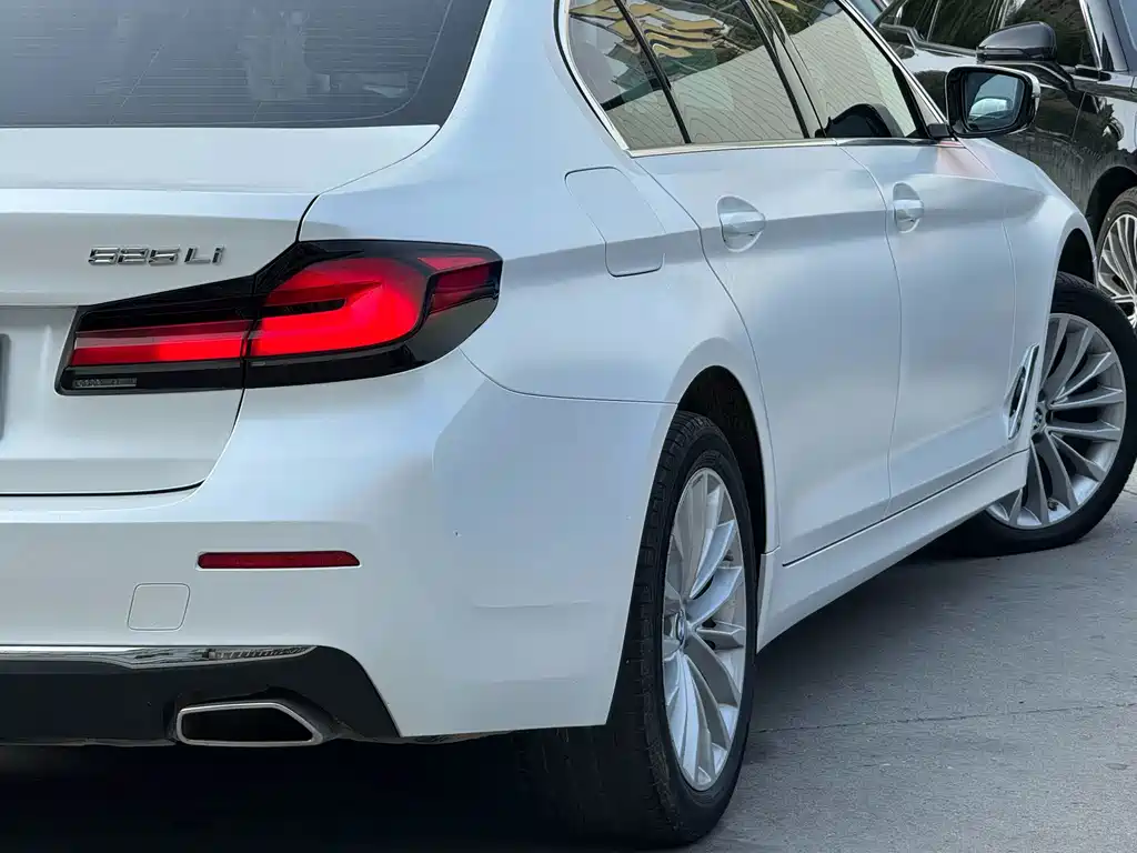 BMW 5 Series 2021 — фото 17