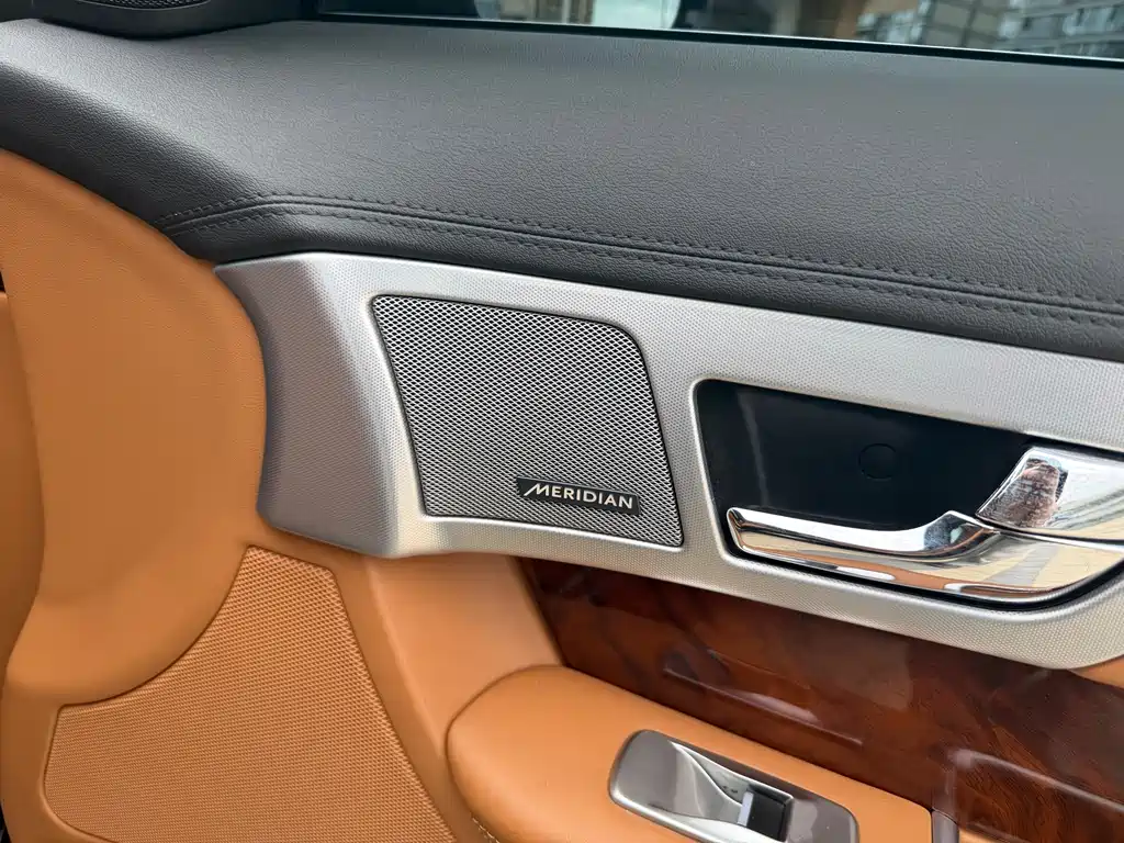 Jaguar XF 2015 — фото 12