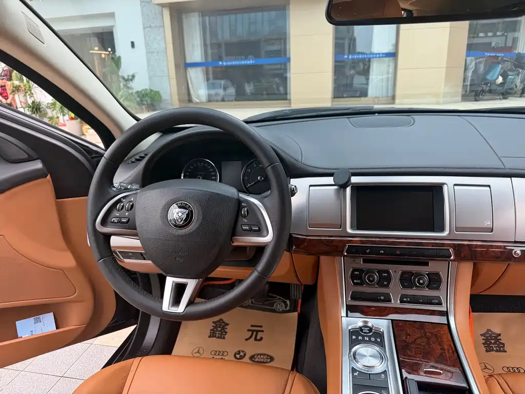 Jaguar XF 2015 — фото 14