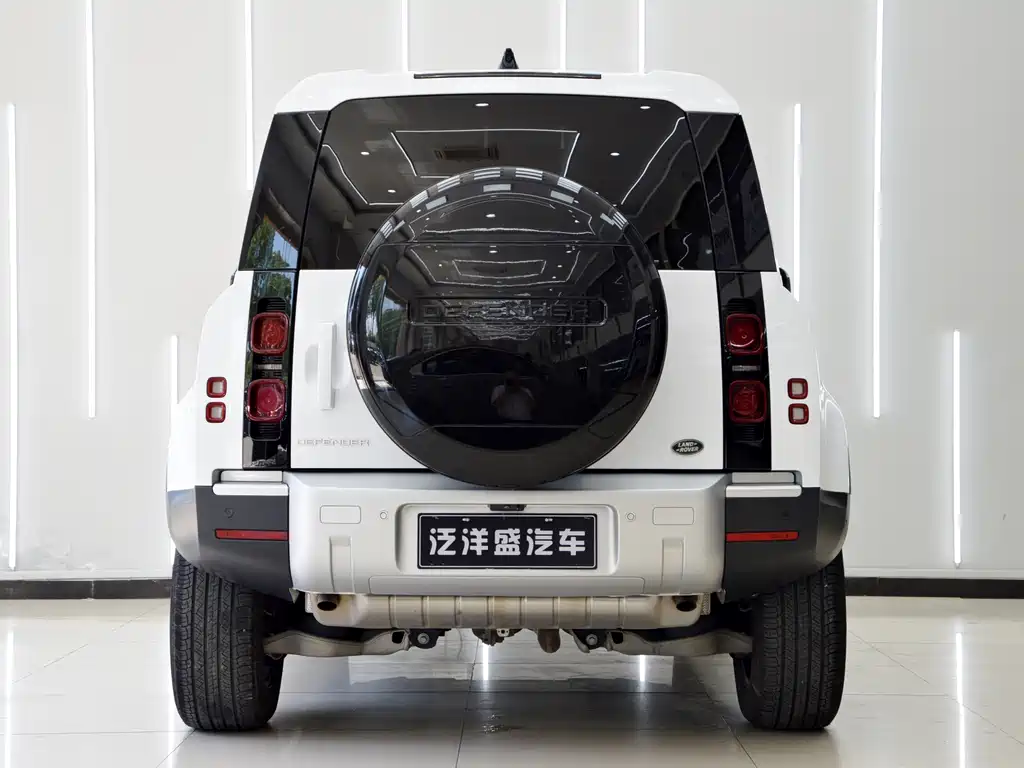 Land Rover Defender 2023 — фото 12
