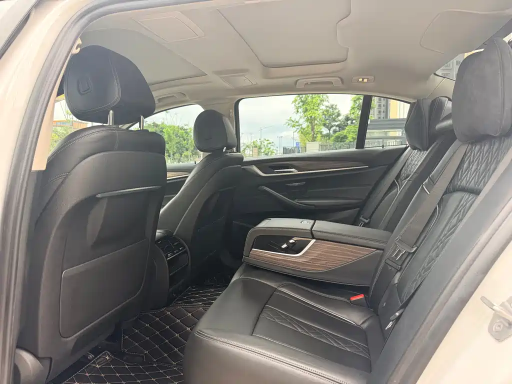 BMW 5 Series New Energy 2019 — фото 10