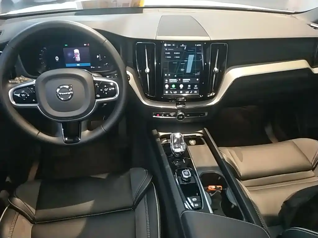 Volvo XC60 2023 — фото 10