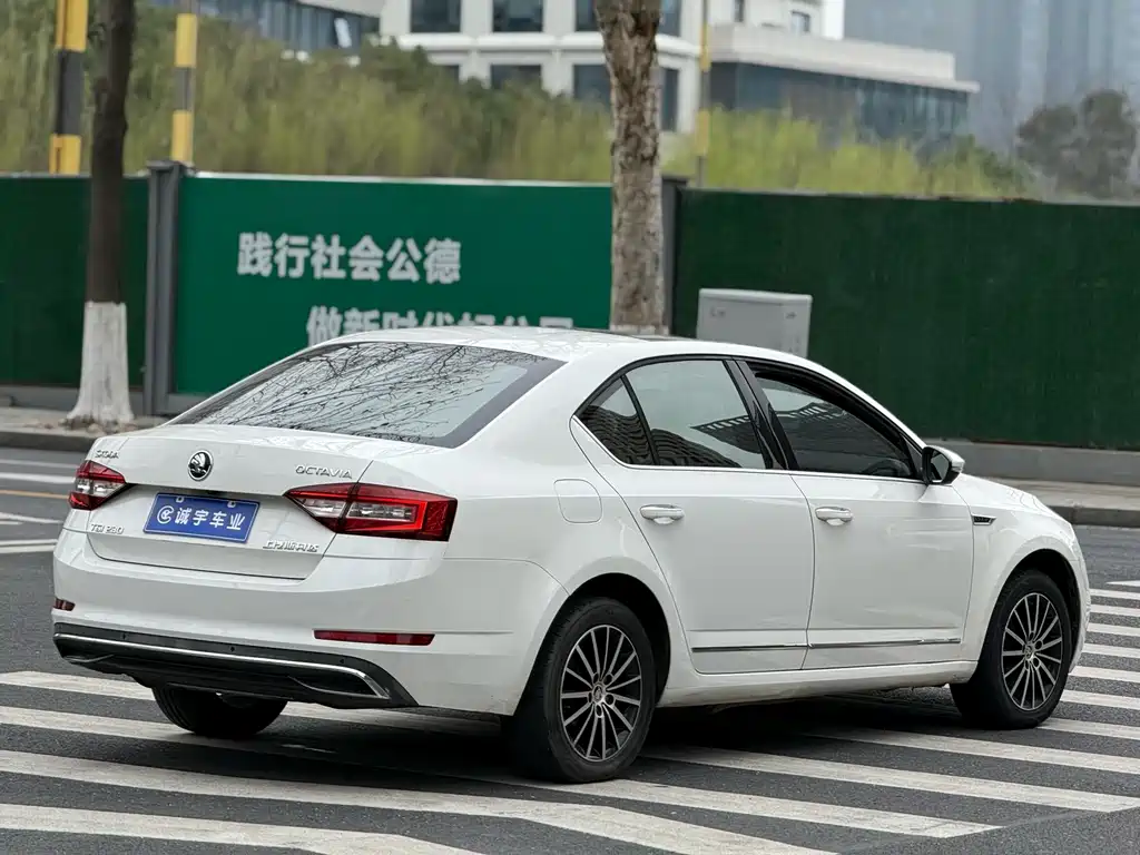 Skoda Octavia 2018 — фото 17