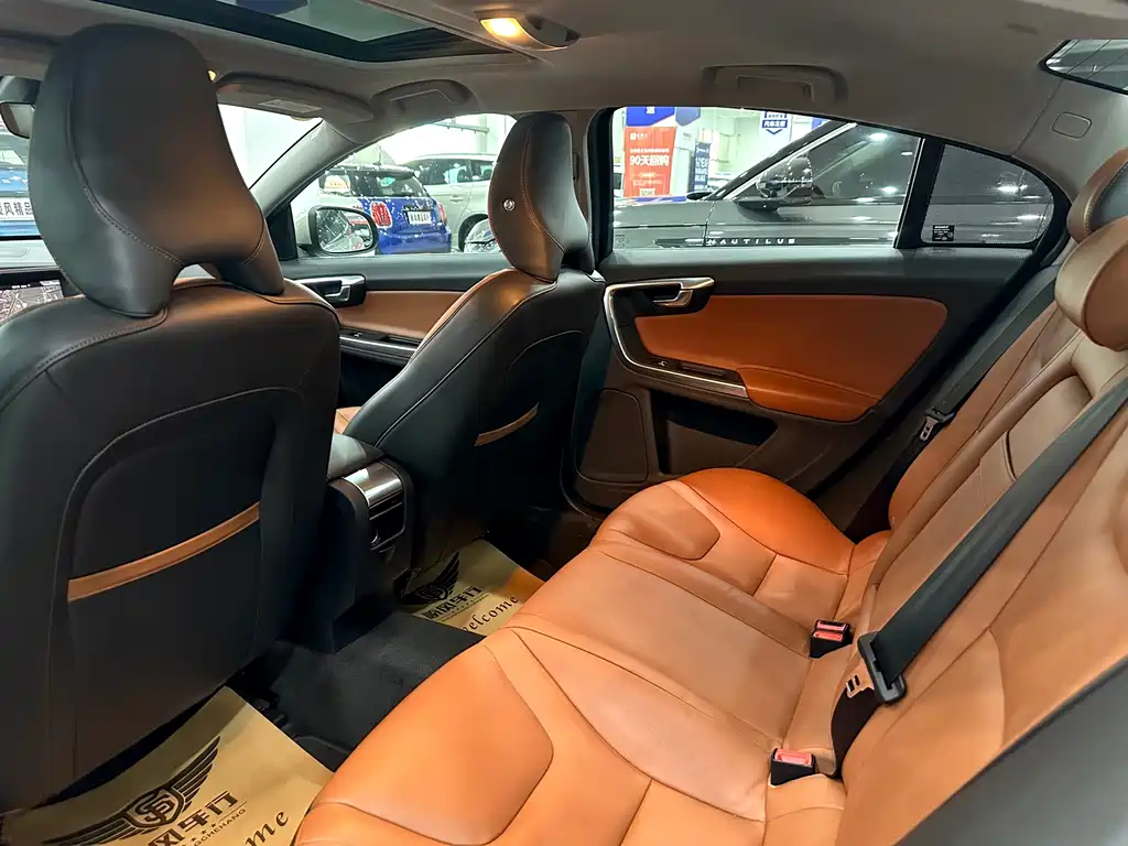 Volvo S60 2018 — фото 13