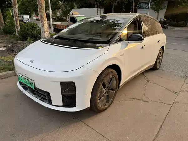 Li Auto i8 2025