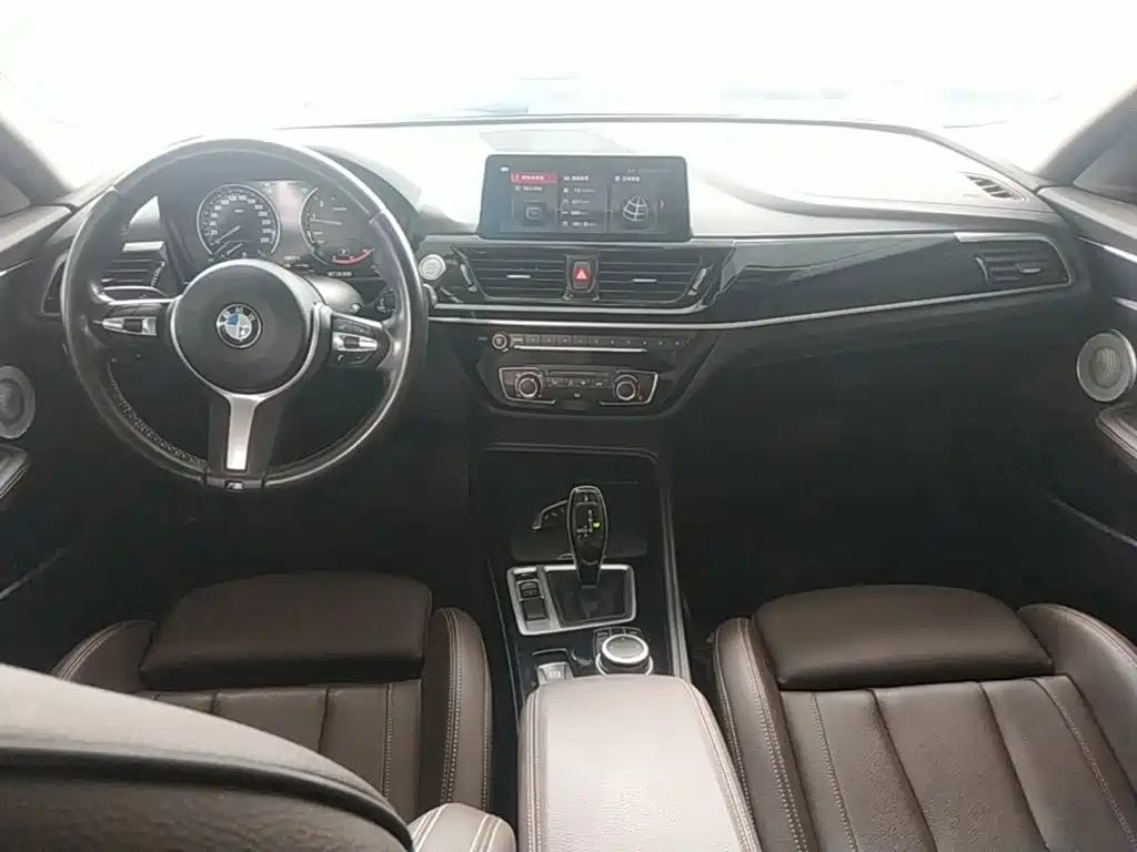 BMW 1 Series 2021 — фото 10