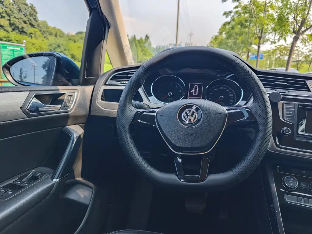 Volkswagen Touran 2017 — фото 15