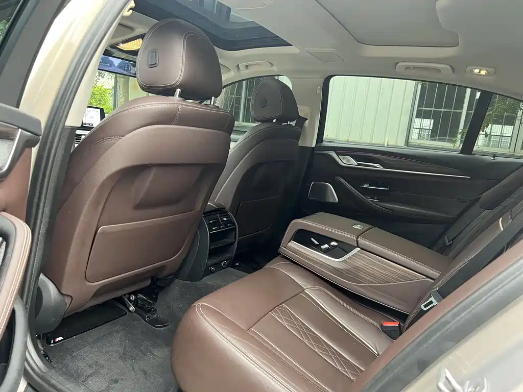 BMW 5 Series 2018 — фото 12